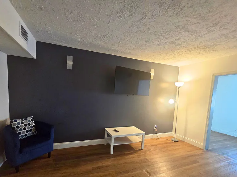 Cozy lounge space with Smart TV, Netflix and comfortable seating.