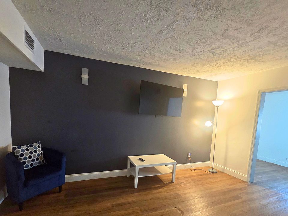 Cozy lounge space with Smart TV, Netflix and comfortable seating.