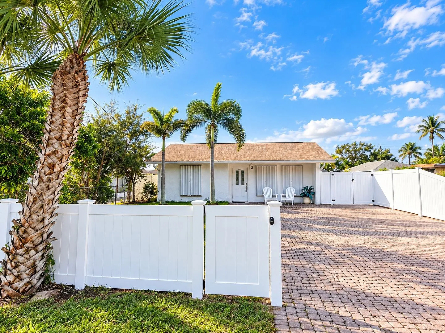 Perfect Family Home In Prime Location! 3 Bed-2.5 Bath. Available Asap! — Photo 1