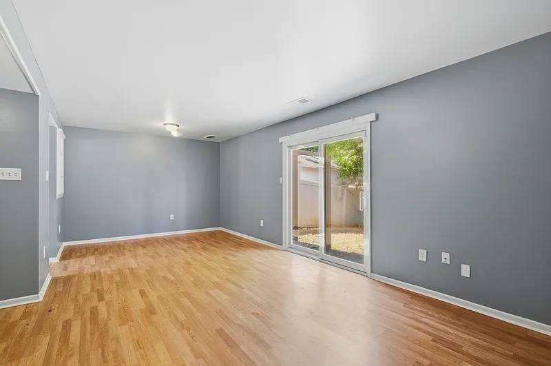 3 bed, 1.5 bath, 1500 sqft, $2,500 — Photo 2