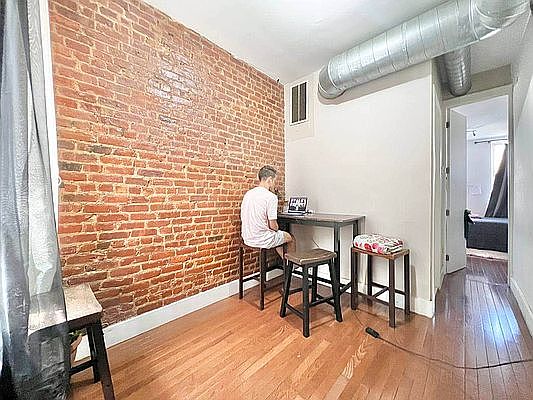 4th image of 864 Hart St APT 2R