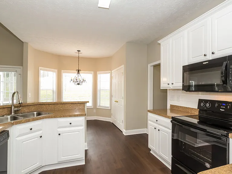 370 Whitney Ln — Photo 7