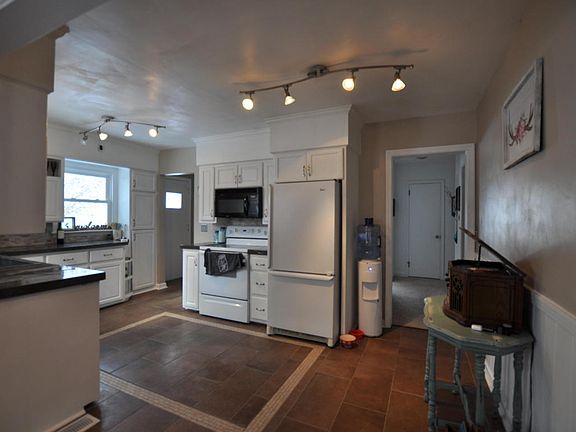 4th image of 223 Montrose Ave
