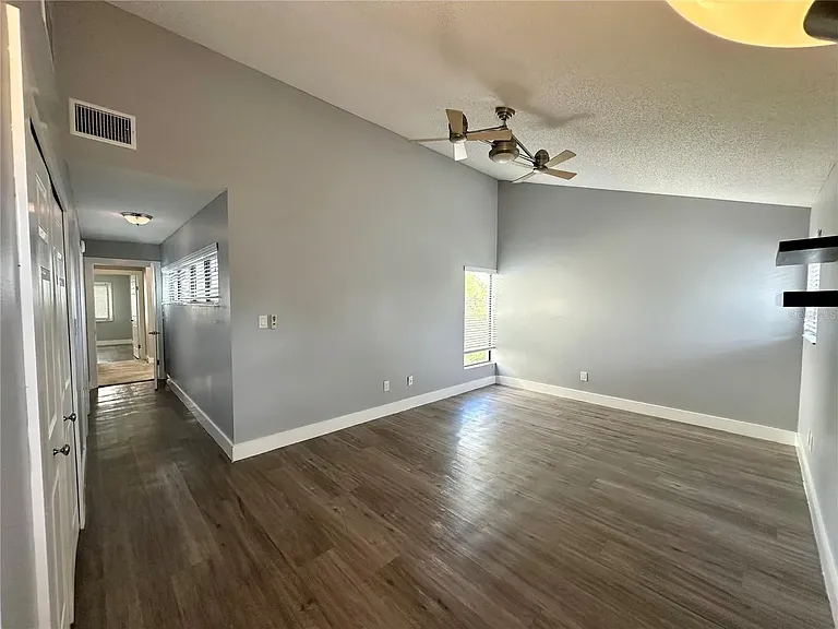 5377 Vineland Rd — Photo 17
