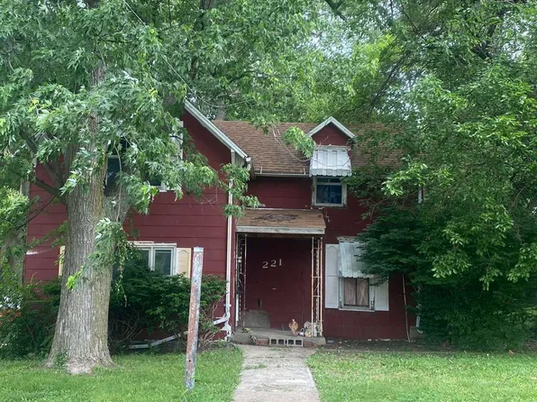 221 W Pine St, Canton, IL 61520