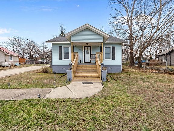 3rd image of 818 Tucker St