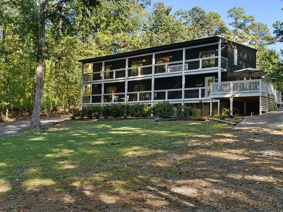 218 Club Dr
