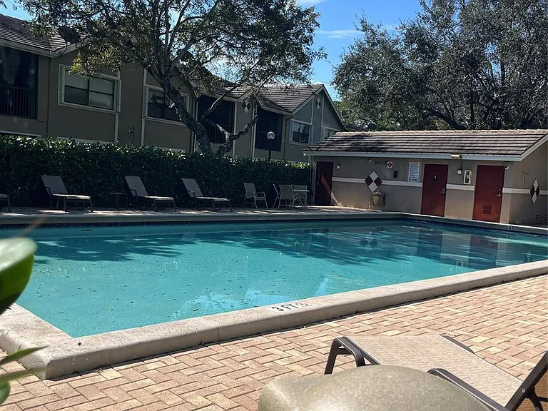 9617 Riverside Dr #6 — Photo 33