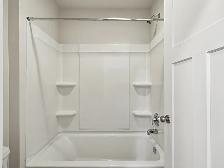 Hallway bathroom (designed for dual use) - spacious Shower tub