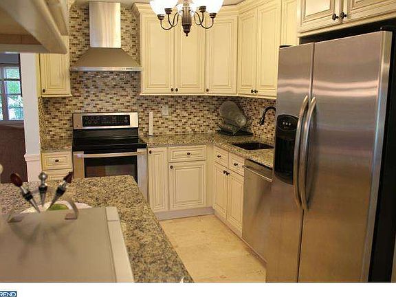 4th image of 411 Chesterfield Dr