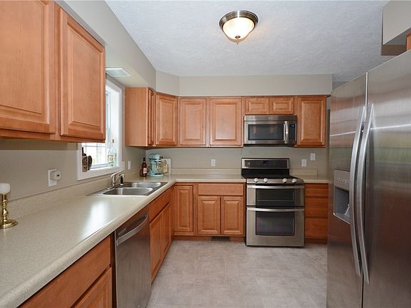 4th image of 10 Valley Forest Dr