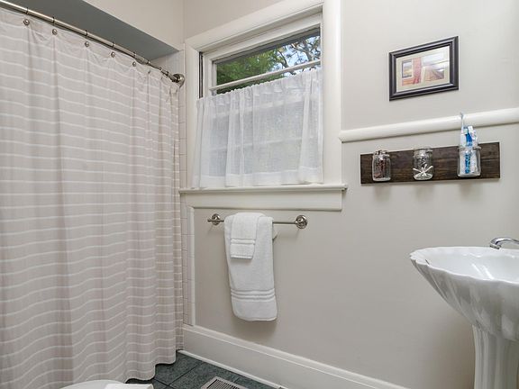 4th image of 2216 Camellia Dr