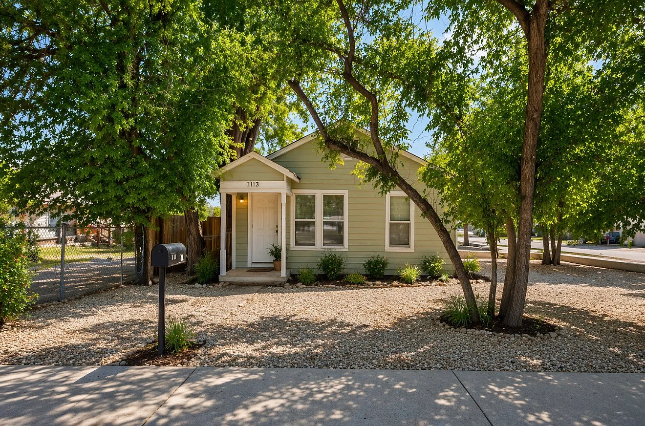 2 bed, 800 sqft, $1,300 — Photo 1