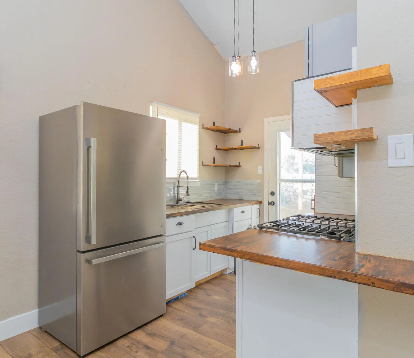 3 bed, 2.0 bath, 1200 sqft, $1,625 — Photo 3