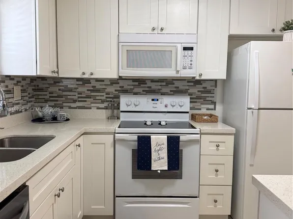 9540 Sunrise Lakes Blvd APT 208, Sunrise, FL 33322
