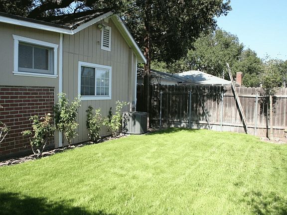 3rd image of 112 1/2 N Lincoln Pl
