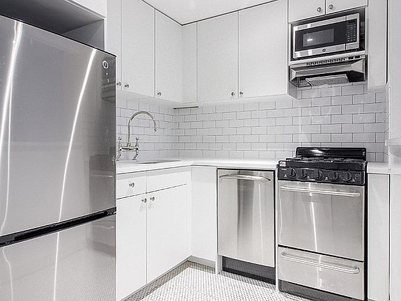 3rd image of 304 E 20th St APT Lle