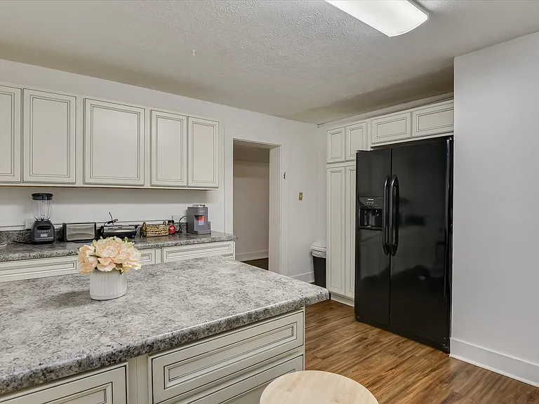 714 Hickman Rd — Photo 43
