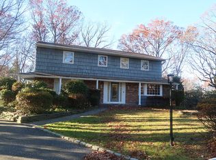 4 Penn Ct, Dix Hills, NY 11746