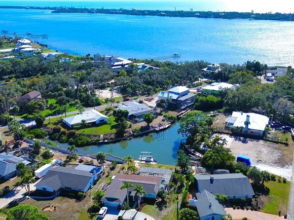 1221 Bayshore Dr, Englewood, FL 34223