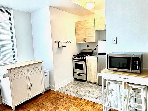 2nd image of 1121 Arlington Blvd APT 313
