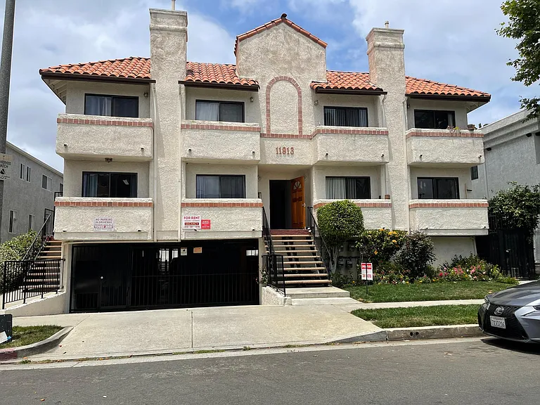 11913 Avon Way — Photo 1