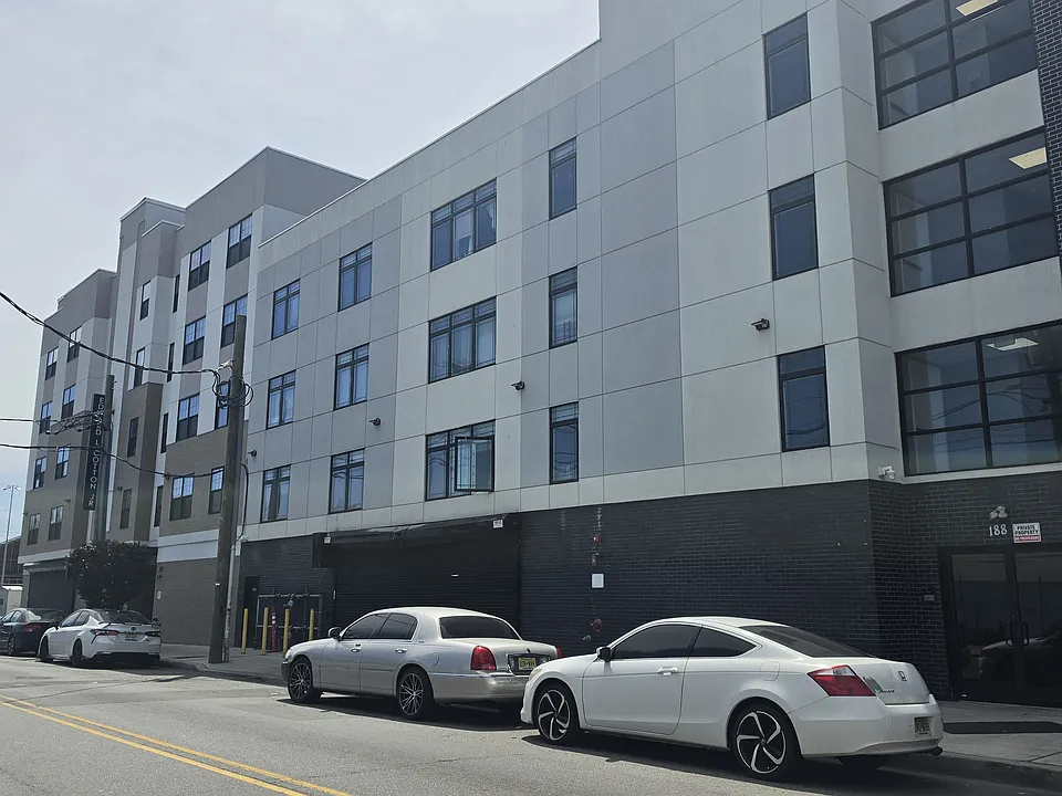188 Lafayette St #413