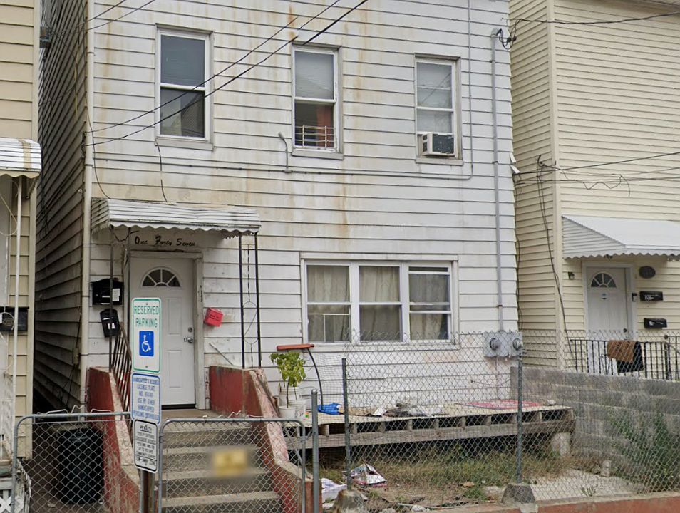 1st image of 147 Walnut St Floor 1