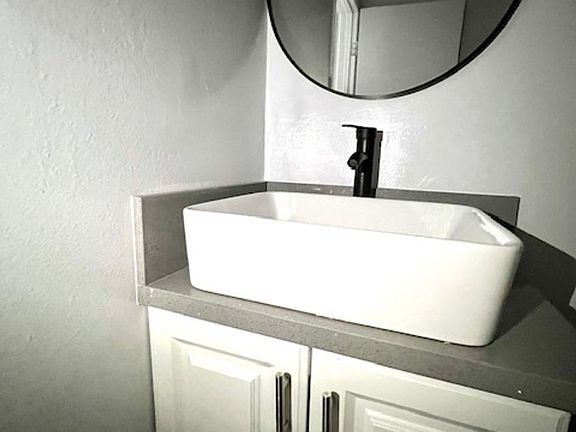 4th image of 1207 W 39th Pl APT 107