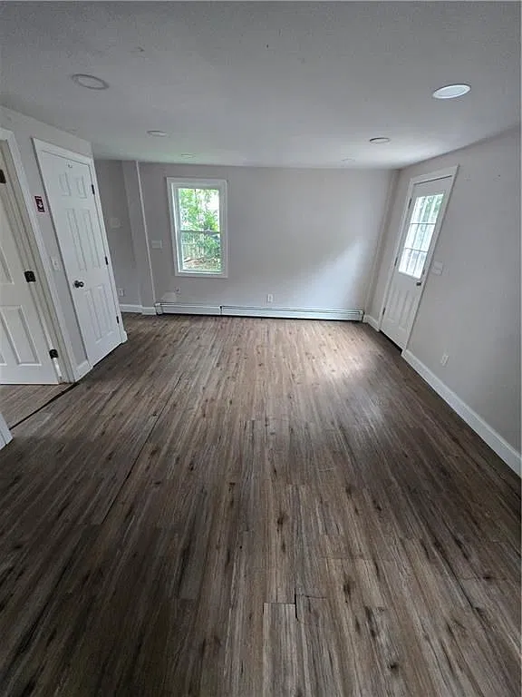 3 bed, 1.0 bath, 1250 sqft, $2,500 — Photo 4