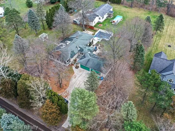 4884 Cooley Lake Ct, Commerce Township, MI 48382