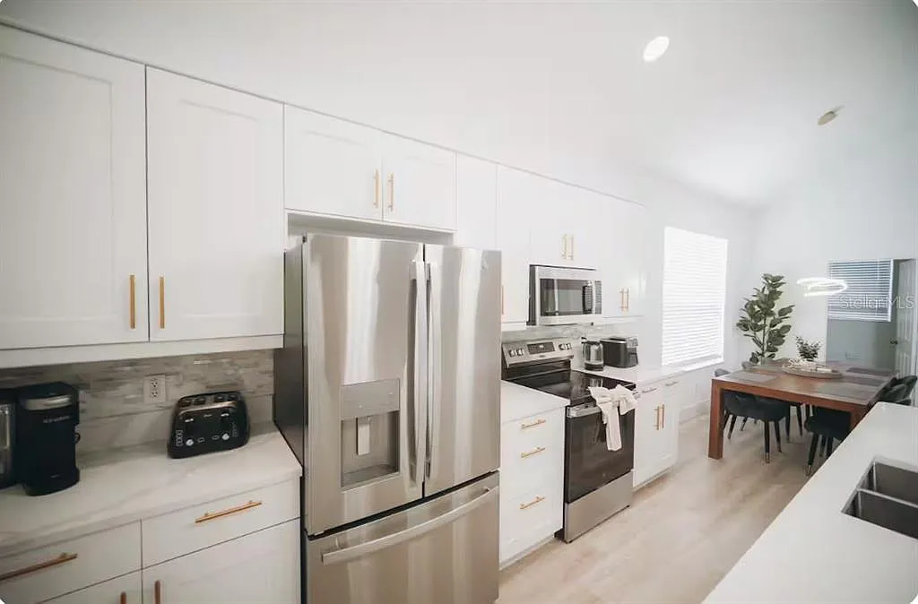 6 bed, 3.5 bath, 2368 sqft, $3,700 — Photo 4