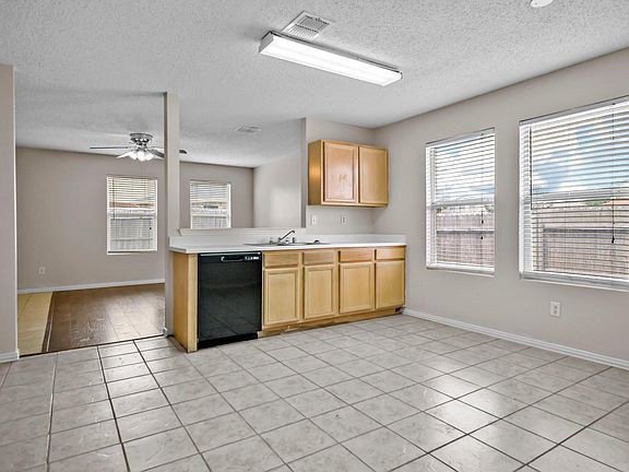 5th image of 2821 Cresthaven Dr