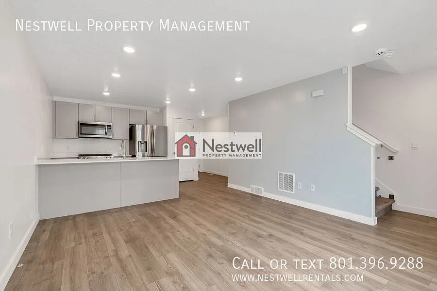 Lovely 3-bed Townhouse in Magna community! — Photo 3