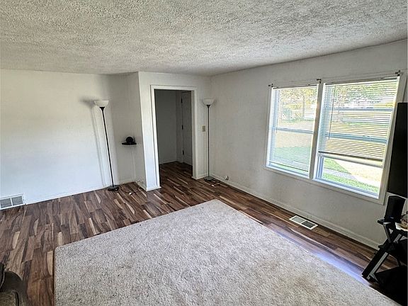3rd image of 5696 Columbia Dr