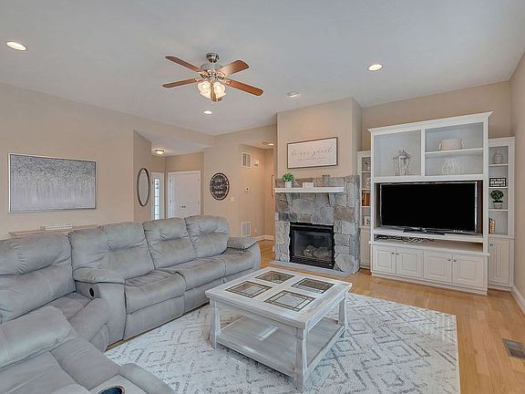 3rd image of 10 Laurel Ct
