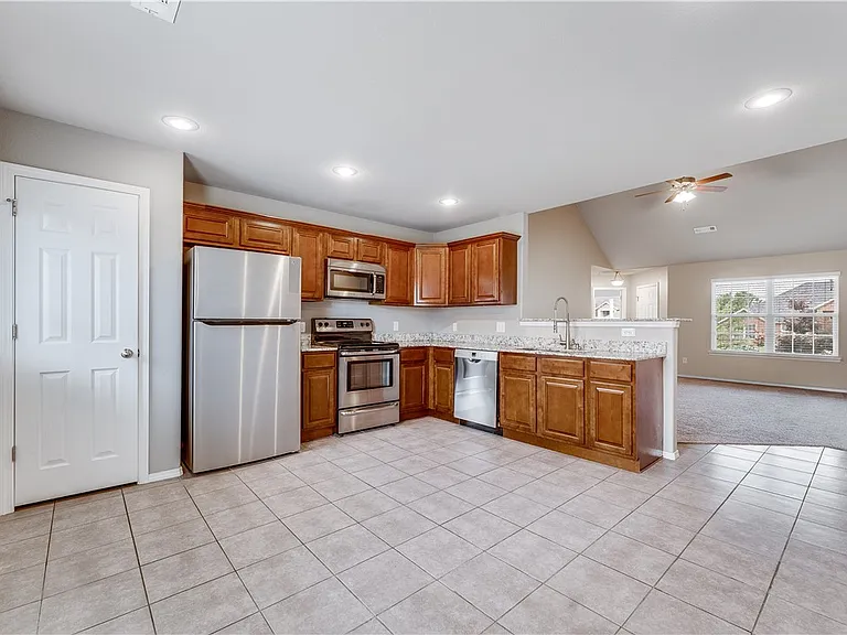 705 SW River Rock St — Photo 7