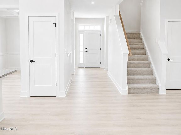 5th image of 817 Hidden Bridge Drive