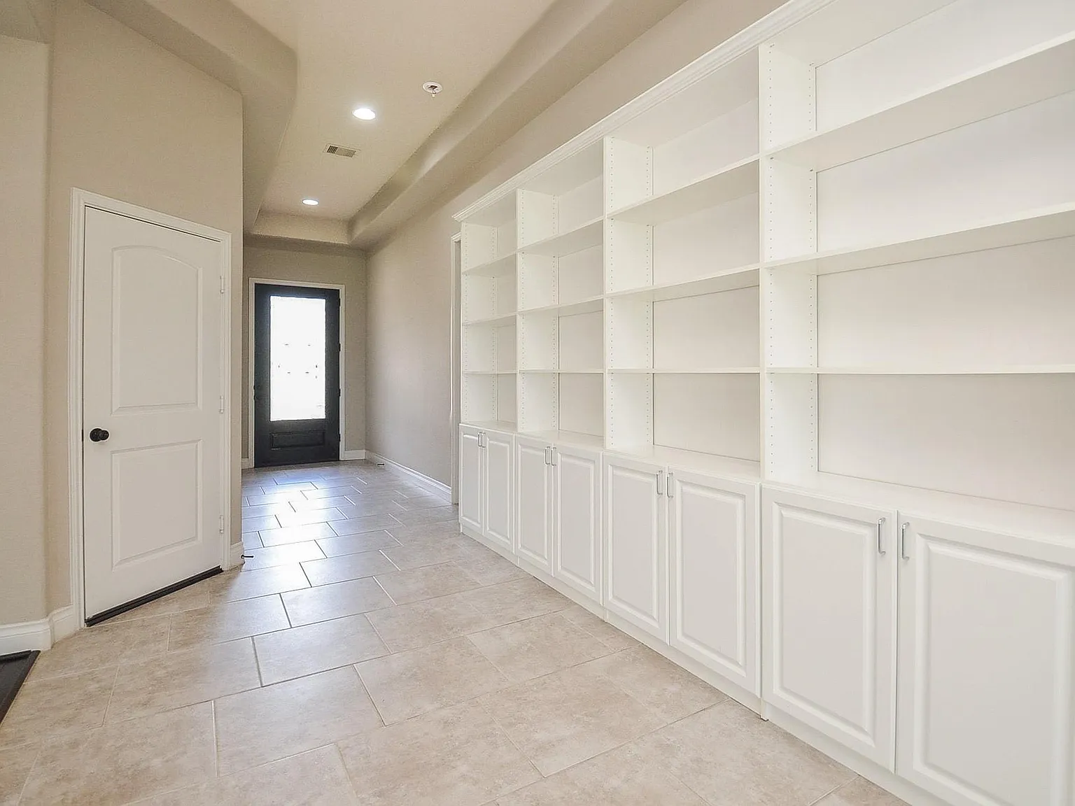 3 bed, 2.0 bath, 2219 sqft, $2,380 — Photo 2