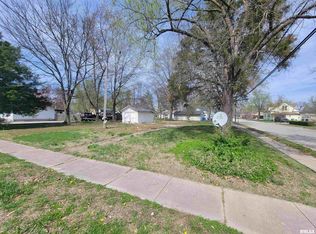 602 W 3rd St, Flora, IL 62839