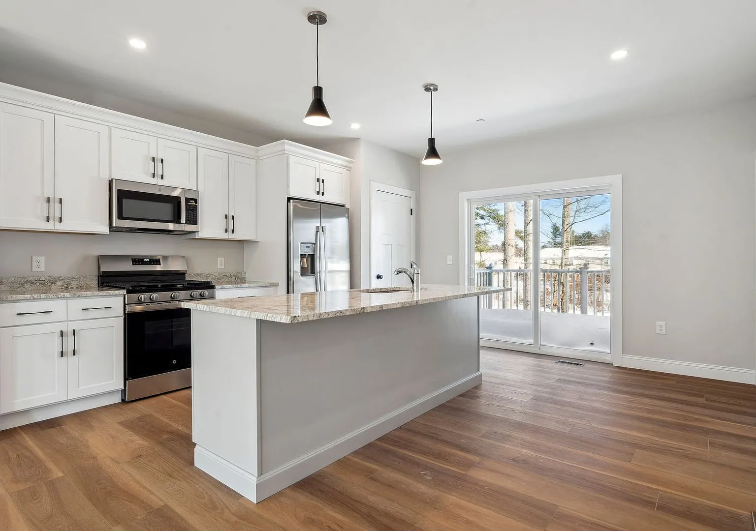 Bayberry Commons- 3 Bedroom 2.5 Bath Townhomes with 2 Car Garage — Photo 4