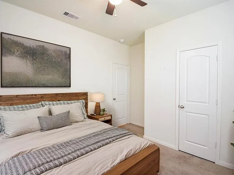 Standard room with queen bed, another view