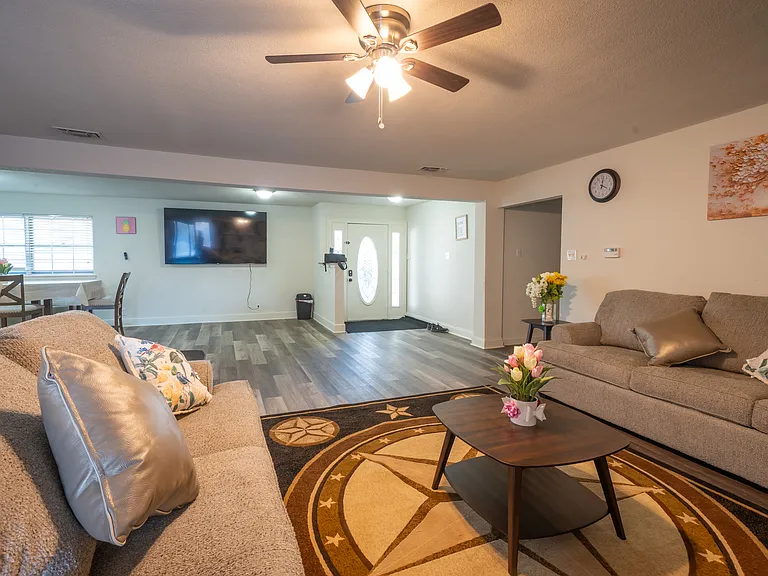 1109 Jordan Dr — Photo 5
