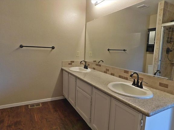 Masterbed Bathroom