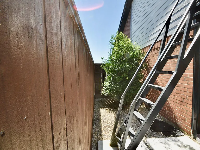 3330 Beran Dr — Photo 40