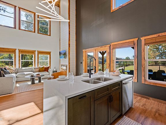 33rd image of 3005 Nellie Dr