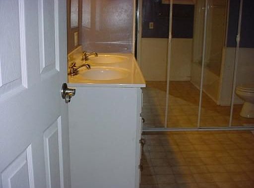 3rd image of 913 W Shiawassee St