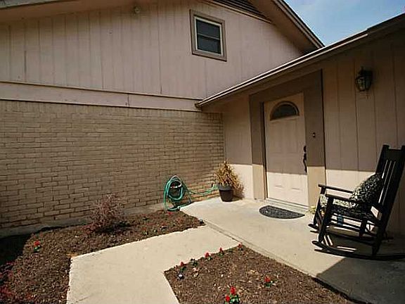 4th image of 1201 Deepwood Dr