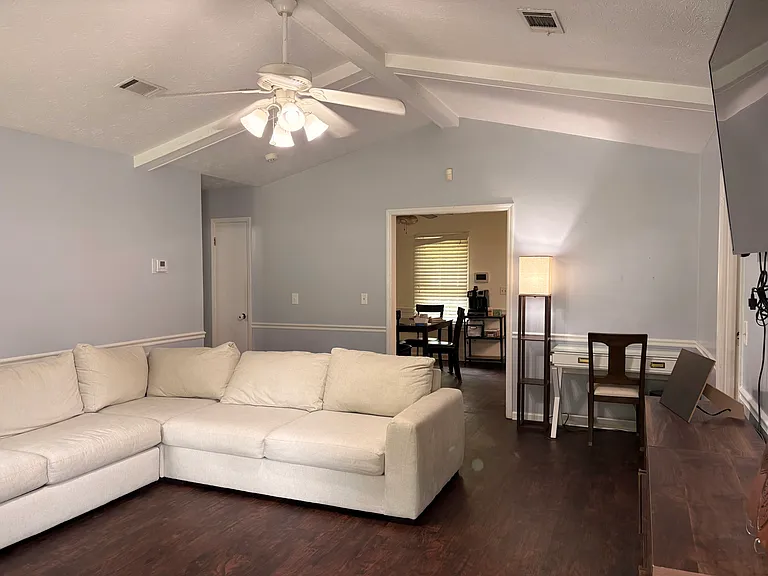 2720 Lakeview Dr — Photo 3