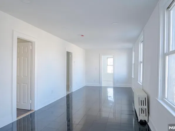 9066 Palisade Plaza image 1 of 6